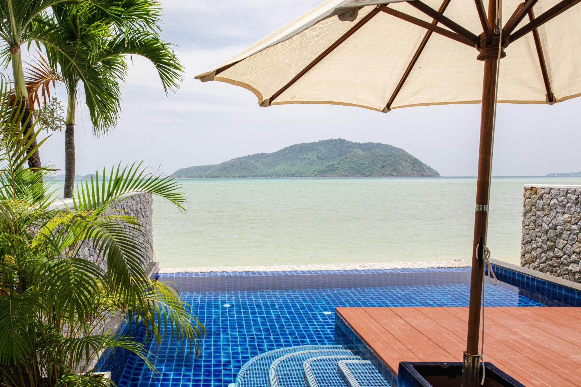 普吉岛拉崴赛琳娜宁静酒店【SHA Plus+】 Rawai 外观 照片 View of Ko Chang from a resort